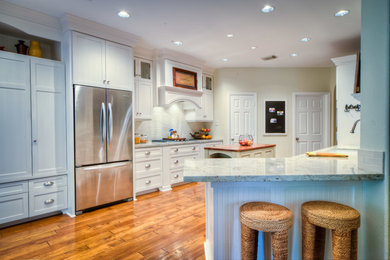 Arts and crafts eat-in kitchen photo in Houston with an undermount sink, shaker cabinets, white cabinets, granite countertops, white backsplash and stainless steel appliances
