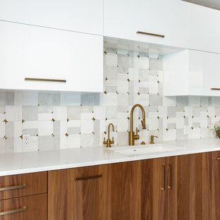 Ispirazione per un'ampia cucina moderna con lavello a vasca singola, ante lisce, ante in legno scuro, top in quarzo composito, paraspruzzi grigio, paraspruzzi in marmo, elettrodomestici in acciaio inossidabile, pavimento in gres porcellanato, 2 o più isole, pavimento grigio e top bianco