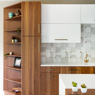 Immagine di un'ampia cucina minimalista con lavello a vasca singola, ante lisce, ante in legno scuro, top in quarzo composito, paraspruzzi grigio, paraspruzzi in marmo, elettrodomestici in acciaio inossidabile, pavimento in gres porcellanato, 2 o più isole, pavimento grigio e top bianco