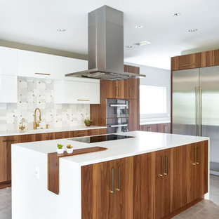 Ispirazione per un'ampia cucina moderna con lavello a vasca singola, ante lisce, ante in legno scuro, top in quarzo composito, paraspruzzi grigio, paraspruzzi in marmo, elettrodomestici in acciaio inossidabile, pavimento in gres porcellanato, 2 o più isole, pavimento grigio e top bianco