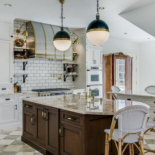 Immagine di una grande cucina ad ambiente unico chic con ante a filo, ante bianche, top in quarzite, paraspruzzi bianco, paraspruzzi con piastrelle in ceramica, elettrodomestici in acciaio inossidabile, pavimento in marmo e 2 o più isole