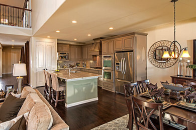 Exempel på ett klassiskt kök och matrum, med bruna skåp, rostfria vitvaror, mörkt trägolv och en köksö