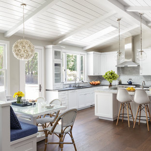 Ispirazione per una cucina chic di medie dimensioni con ante in stile shaker, ante bianche, elettrodomestici da incasso, parquet scuro, isola, pavimento marrone, top in quarzo composito, lavello sottopiano, paraspruzzi grigio, paraspruzzi in marmo e top grigio