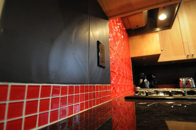 トロントにあるエクレクティックスタイルのおしゃれなキッチン (シェーカースタイル扉のキャビネット、淡色木目調キャビネット、御影石カウンター、赤いキッチンパネル、ガラスタイルのキッチンパネル、濃色無垢フローリング) の写真