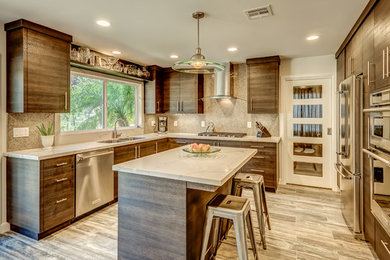 Foto på ett mellanstort funkis kök, med släta luckor, en köksö, en undermonterad diskho, bruna skåp, bänkskiva i kvarts, grått stänkskydd, stänkskydd i marmor, rostfria vitvaror, klinkergolv i keramik och flerfärgat golv