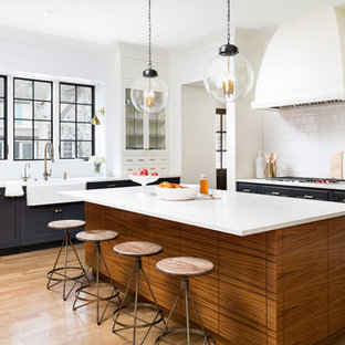 Esempio di una cucina tradizionale di medie dimensioni con ante bianche, top in marmo, paraspruzzi bianco, paraspruzzi con piastrelle in ceramica, parquet chiaro, isola, lavello stile country, elettrodomestici da incasso e ante di vetro