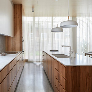 Foto de cocina comedor en L, actual, grande, con fregadero de doble seno, armarios con paneles lisos, puertas de armario de madera oscura, encimera de mármol, salpicadero blanco, salpicadero de mármol, electrodomésticos de acero inoxidable, suelo de terrazo, una isla, suelo gris y encimeras blancas