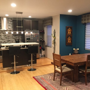Ispirazione per una piccola cucina boho chic con ante lisce, ante nere, top in quarzo composito, paraspruzzi multicolore, paraspruzzi con piastrelle a listelli, elettrodomestici in acciaio inossidabile, parquet chiaro e pavimento beige
