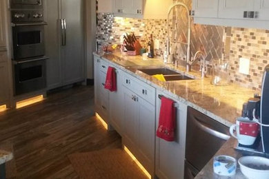 Zweizeilige, Mittelgroße Klassische Wohnküche mit Kücheninsel in Salt Lake City