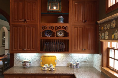 Klassische Küche mit Küchenrückwand in Weiß und Rückwand aus Keramikfliesen in Kolumbus