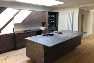 This is an example of a modern kitchen in Glasgow.