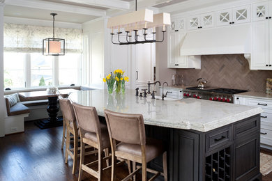 ワシントンD.C.にあるトラディショナルスタイルのおしゃれなキッチン (落し込みパネル扉のキャビネット、白いキャビネット、茶色いキッチンパネル、ライムストーンのキッチンパネル) の写真