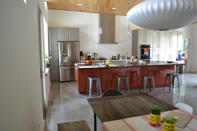 Inspiration for a contemporary kitchen in Tampa.