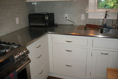 Trendy kitchen photo in Newark