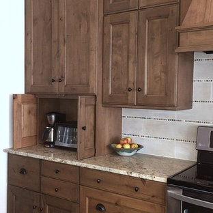 Inspiration för mellanstora rustika kök med öppen planlösning, med en undermonterad diskho, skåp i shakerstil, skåp i mellenmörkt trä, granitbänkskiva, beige stänkskydd, stänkskydd i porslinskakel, rostfria vitvaror, mörkt trägolv och en köksö
