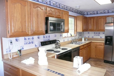 サクラメントにあるトラディショナルスタイルのおしゃれなキッチン (ドロップインシンク、淡色木目調キャビネット、ラミネートカウンター、白いキッチンパネル、セラミックタイルのキッチンパネル) の写真