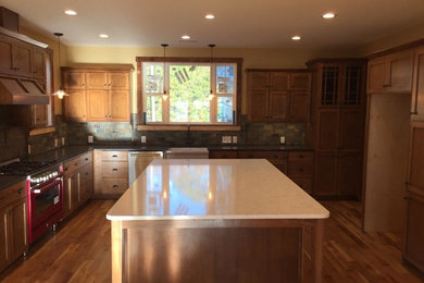 Modern inredning av ett mycket stort kök, med en rustik diskho, skåp i shakerstil, skåp i mellenmörkt trä, bänkskiva i kvarts, flerfärgad stänkskydd, mellanmörkt trägolv och en köksö