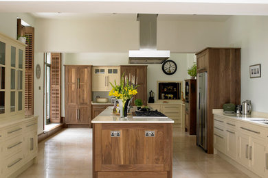Foto di una grande cucina design con lavello sottopiano, ante in stile shaker, top in quarzo composito, elettrodomestici in acciaio inossidabile e pavimento in pietra calcarea