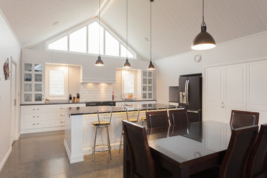 Große Moderne Wohnküche mit Kücheninsel in Christchurch