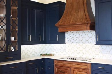 Ispirazione per una cucina classica con ante a filo, ante blu, top in quarzo composito, paraspruzzi bianco, paraspruzzi con piastrelle a mosaico e top bianco