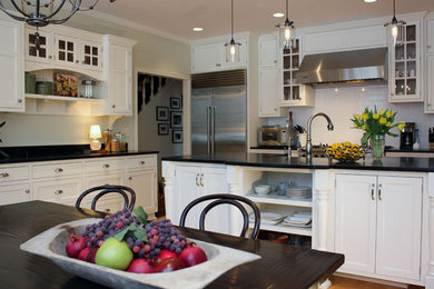 Inspiration for a farmhouse kitchen remodel in Milwaukee