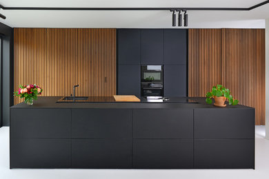 Esempio di una cucina minimalista con top nero