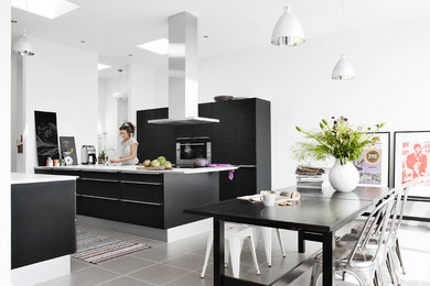 На фото: кухня в современном стиле с черно-белыми фасадами с