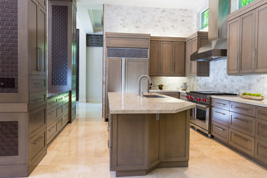 マイアミにあるコンテンポラリースタイルのおしゃれなアイランドキッチン (シェーカースタイル扉のキャビネット、中間色木目調キャビネット、シルバーの調理設備) の写真