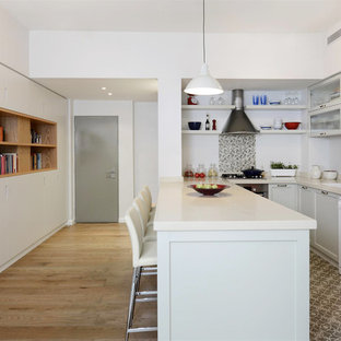 Diseño de cocina minimalista con electrodomésticos de colores