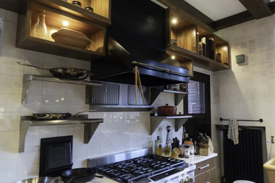 デトロイトにある高級な広いエクレクティックスタイルのおしゃれなキッチン (フラットパネル扉のキャビネット、中間色木目調キャビネット、クオーツストーンカウンター、白いキッチンパネル、セラミックタイルのキッチンパネル、シルバーの調理設備、白いキッチンカウンター) の写真