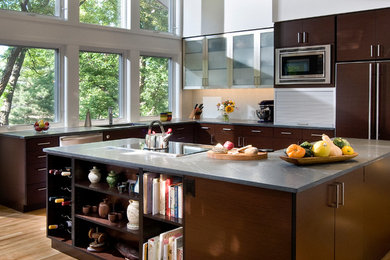 デンバーにあるコンテンポラリースタイルのおしゃれなL型キッチン (フラットパネル扉のキャビネット、濃色木目調キャビネット) の写真