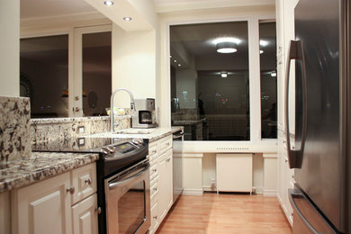Idéer för att renovera ett litet vintage kök, med en undermonterad diskho, luckor med upphöjd panel, vita skåp, granitbänkskiva, flerfärgad stänkskydd, stänkskydd i sten och rostfria vitvaror