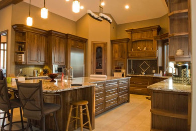 Idéer för att renovera ett stort vintage kök, med luckor med upphöjd panel, skåp i mellenmörkt trä, granitbänkskiva, grönt stänkskydd, stänkskydd i mosaik, rostfria vitvaror, klinkergolv i keramik och en köksö
