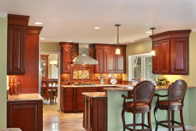 Example of a classic kitchen design in San Diego
