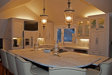 Bild på ett stort vintage kök och matrum, med en rustik diskho, luckor med upphöjd panel, vita skåp, marmorbänkskiva, vitt stänkskydd, stänkskydd i sten, rostfria vitvaror, mörkt trägolv och en köksö