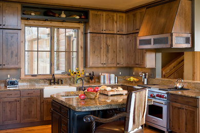 Esempio di una cucina stile rurale di medie dimensioni con lavello stile country, ante con riquadro incassato, ante in legno scuro e pavimento in legno massello medio