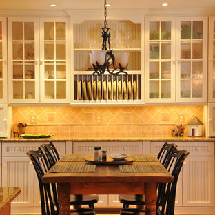 Foto de cocina comedor lineal, tradicional, con armarios tipo vitrina, puertas de armario blancas, salpicadero beige, encimera de granito y salpicadero de azulejos de piedra