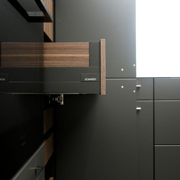 Display Kitchen: Dark Grey Matt Lacquer Door and wood effect finish