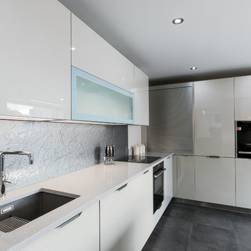 Display Kitchen: Light grey gloss lacquer door with wood finish