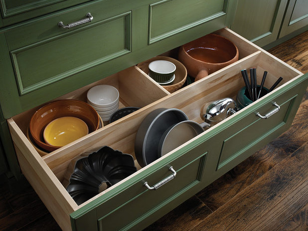 Кухня by Wood-Mode Fine Custom Cabinetry