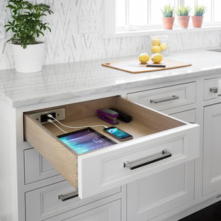 Ispirazione per una grande cucina tradizionale con lavello a vasca singola, ante in legno chiaro, top in quarzite, paraspruzzi multicolore, paraspruzzi con piastrelle a mosaico, elettrodomestici in acciaio inossidabile, parquet scuro, isola, pavimento marrone e ante con riquadro incassato