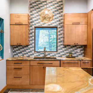 Idee per una cucina minimalista di medie dimensioni con lavello a vasca singola, ante lisce, ante in legno scuro, top in quarzite, paraspruzzi multicolore, paraspruzzi con piastrelle in ceramica, elettrodomestici neri, pavimento in ardesia, isola e pavimento multicolore