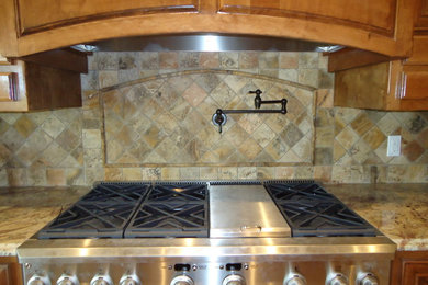 Ejemplo de cocina clásica con encimera de granito, salpicadero multicolor y salpicadero de azulejos de piedra