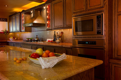 サンフランシスコにある広いエクレクティックスタイルのおしゃれなキッチン (アンダーカウンターシンク、中間色木目調キャビネット、茶色いキッチンパネル、シルバーの調理設備) の写真