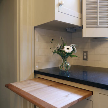 Donna & Bill's Classic Compact Kitchen