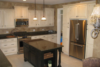 Eat-in kitchen - large traditional u-shaped eat-in kitchen idea in Chicago with white cabinets, granite countertops and an island