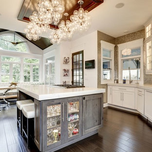 Immagine di una cucina classica di medie dimensioni con ante bianche, paraspruzzi a effetto metallico, paraspruzzi con piastrelle di metallo, parquet scuro, pavimento marrone, lavello sottopiano, top in onice, elettrodomestici in acciaio inossidabile, top bianco e ante in stile shaker
