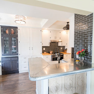 Esempio di una cucina parallela tradizionale di medie dimensioni con lavello stile country, ante con riquadro incassato, ante bianche, top in legno, paraspruzzi grigio, paraspruzzi con piastrelle di vetro, elettrodomestici in acciaio inossidabile, pavimento in legno massello medio, nessuna isola, pavimento marrone e top giallo