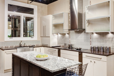 Example of a trendy l-shaped eat-in kitchen design in Chicago with quartz countertops, a farmhouse sink, flat-panel cabinets, white cabinets and an island