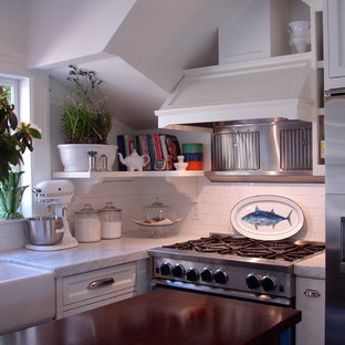Ispirazione per una piccola cucina classica con lavello stile country, ante a filo, ante bianche, top in marmo, paraspruzzi bianco, paraspruzzi con piastrelle diamantate, elettrodomestici in acciaio inossidabile, parquet scuro, isola, pavimento marrone, top bianco e soffitto a volta